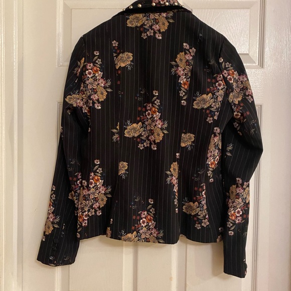 Blazer With Flowers - Picture 2 of 2